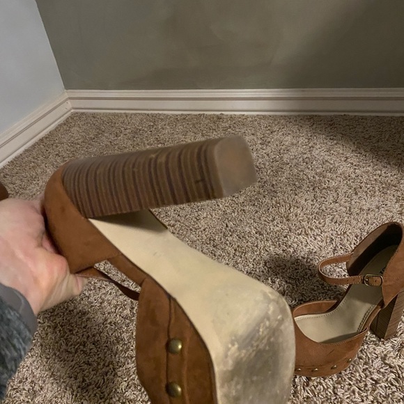 High heeled closed toe camel colored heels - Picture 3 of 5